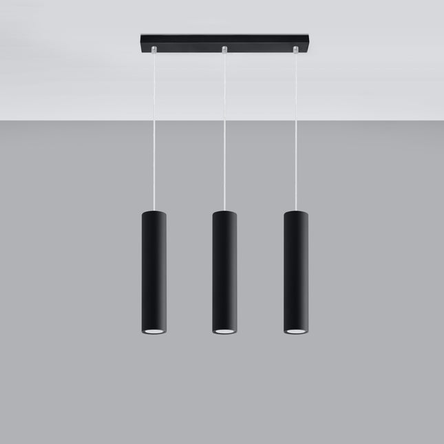 Suspension Long Cylindre 3 noire en acier au-dessus d'une table à manger