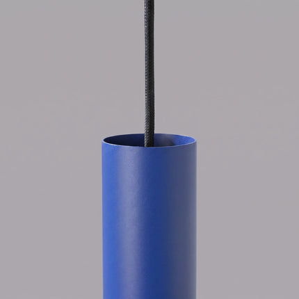 Suspension Long Cylindre 3 bleu outremer sur fond coloré, vue de trois quarts