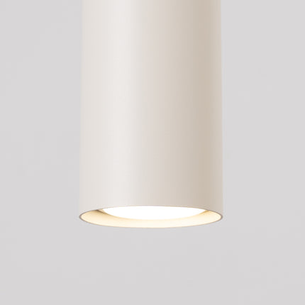 Suspension Long Cylindre 3 Lumières en Acier, Beige, vue sur fond coloré