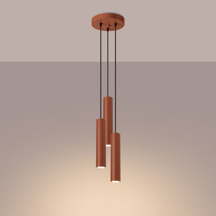 Suspension Long Cylindre 3 Lumières en Acier, Rouge Ocre, lumière allumée