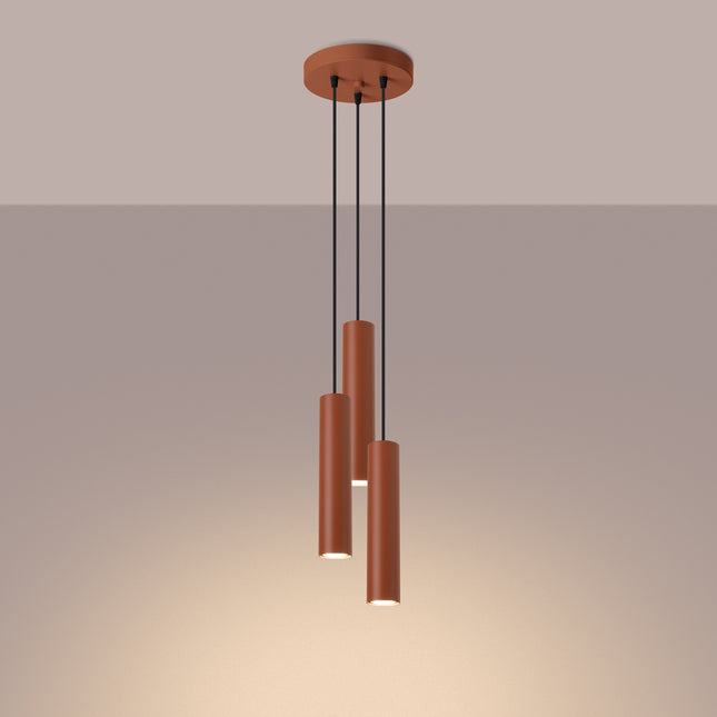 Suspension Long Cylindre 3 Lumières en Acier, Rouge Ocre, lumière allumée