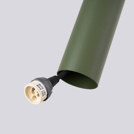 Suspension Long Cylindre 3 Lumières en Acier, Vert Olive, packshot de trois quarts