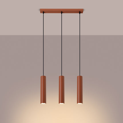 Suspension Long Cylindre 3 Rouge Ocre en Acier, lumière allumée