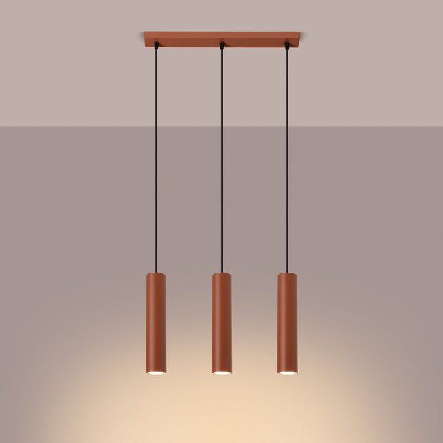 Suspension Long Cylindre 3 Rouge Ocre en Acier, lumière allumée