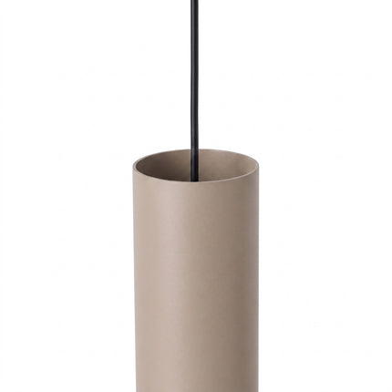 Suspension Long Cylindre 3 taupe sur fond coloré, vue de trois quarts