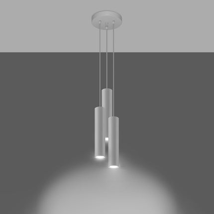 Vue rapprochée de la suspension Long Cylindre 3P blanche sur fond gris studio