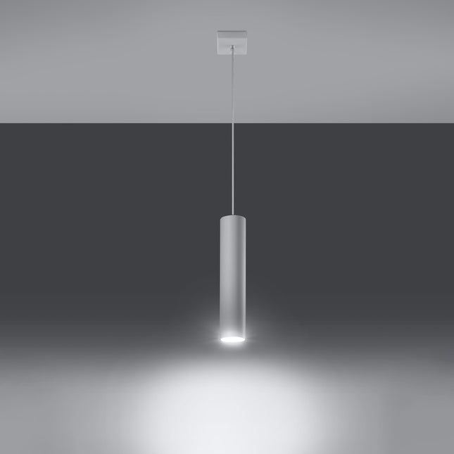 Suspension Long Cylindre blanche en acier dans un salon contemporain