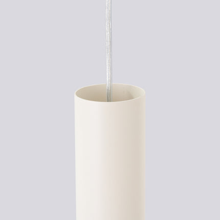 Suspension Long Cylindre Beige en Acier, packshot de trois quarts