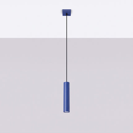 Suspension Long Cylindre bleu outremer, vue en situation sur fond clair