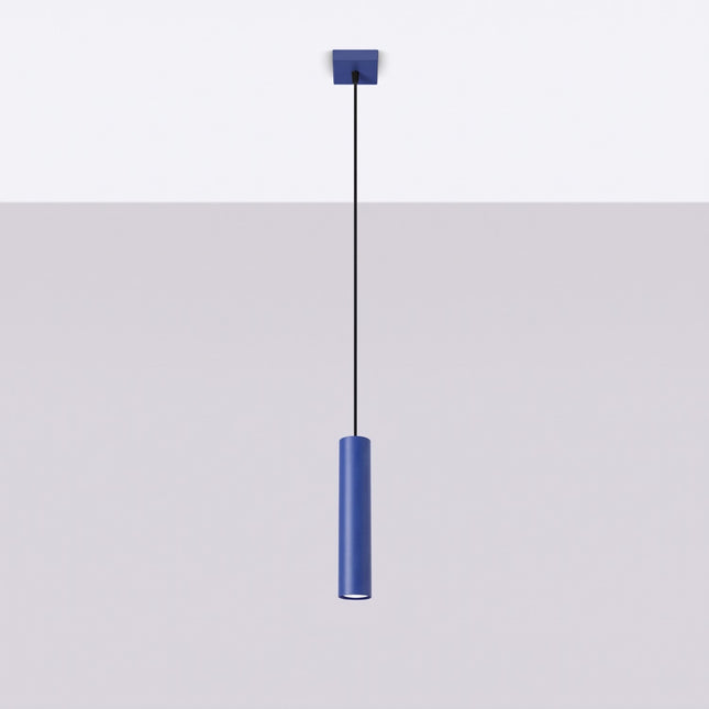Suspension Long Cylindre bleu outremer, vue en situation sur fond clair