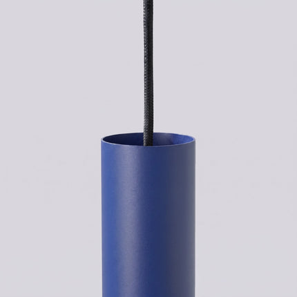 Suspension Long Cylindre bleu outremer, packshot de trois quarts