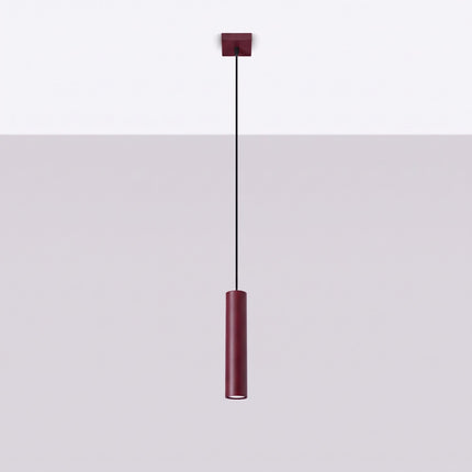 Suspension Long Cylindre bordeaux, vue en situation sur fond clair