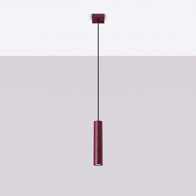 Suspension Long Cylindre bordeaux, vue en situation sur fond clair