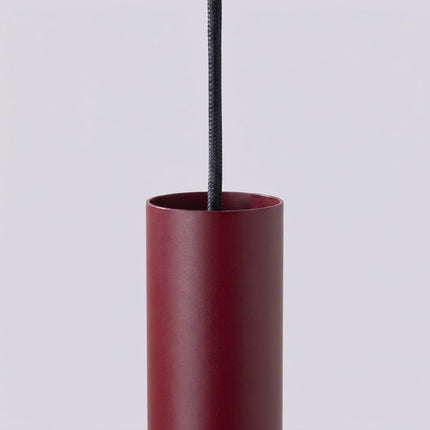 Suspension Long Cylindre bordeaux, packshot de trois quarts