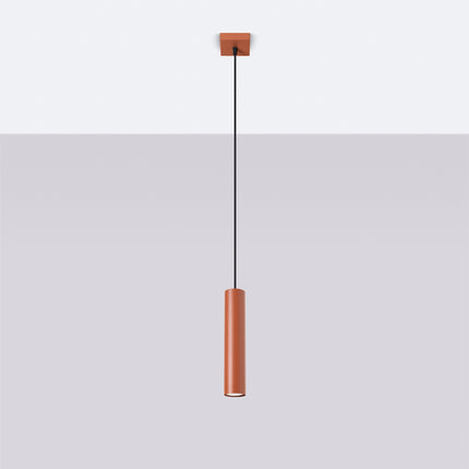 Suspension Long Cylindre Rouge Ocre en Acier, vue en situation