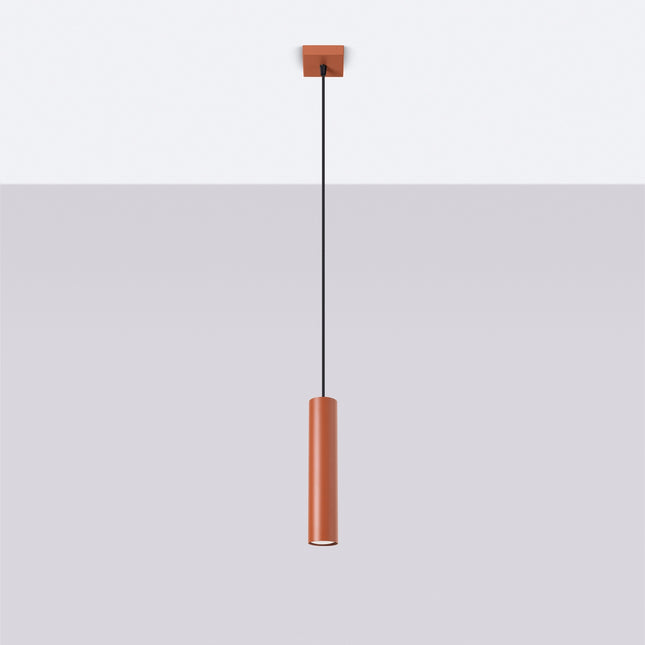 Suspension Long Cylindre Rouge Ocre en Acier, vue en situation