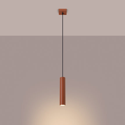 Suspension Long Cylindre Rouge Ocre en Acier, lumière allumée