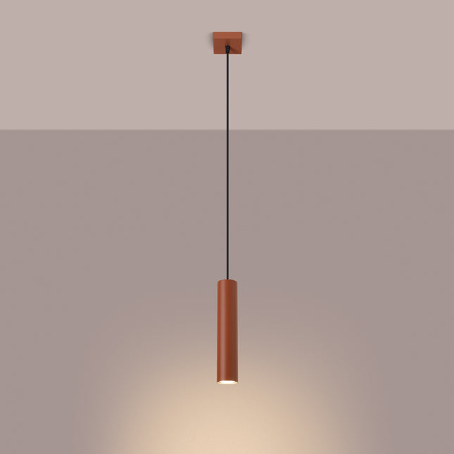 Suspension Long Cylindre Rouge Ocre en Acier, lumière allumée