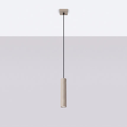 Suspension Long Cylindre taupe, vue en situation sur fond clair