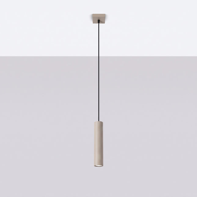 Suspension Long Cylindre taupe, vue en situation sur fond clair