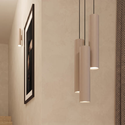 Suspension Long Cylindre taupe dans un salon clair
