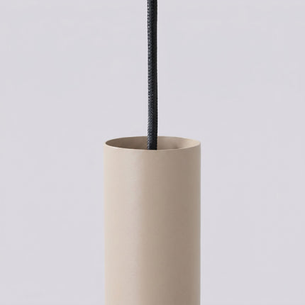 Suspension Long Cylindre taupe, packshot de trois quarts