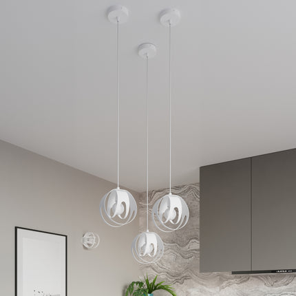 Suspensions et applique Lotus Moderne blanc au-dessus d'un plan de travail de cuisine moderne