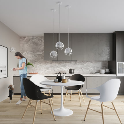 Suspensions Lotus Moderne blanc à trois lumières au-dessus d'une table ronde en salle à manger