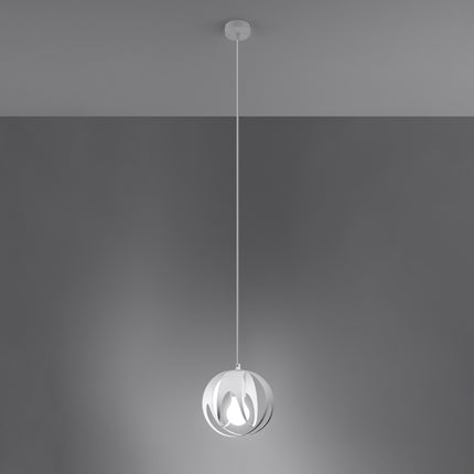 Vue en angle de la suspension Lotus Moderne 1 blanc mettant en valeur le relief des rubans d'acier