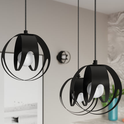 Gros plan sur les abat-jour en rubans d'acier noir diffusant une lumière tamisée