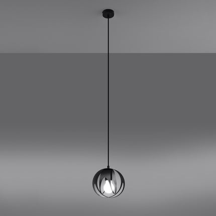 Vue en angle de la suspension Lotus Moderne 1 noir mettant en valeur le relief des rubans d'acier