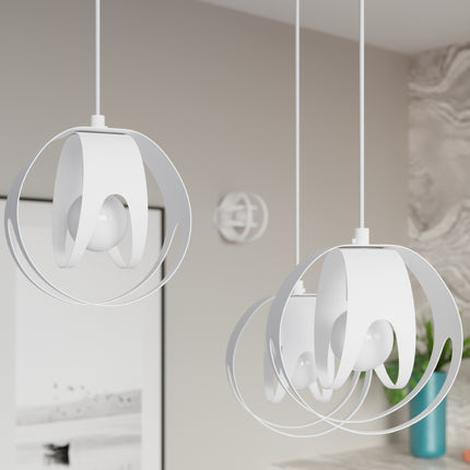 Gros plan sur les abat-jour en rubans d'acier blanc diffusant une lumière tamisée