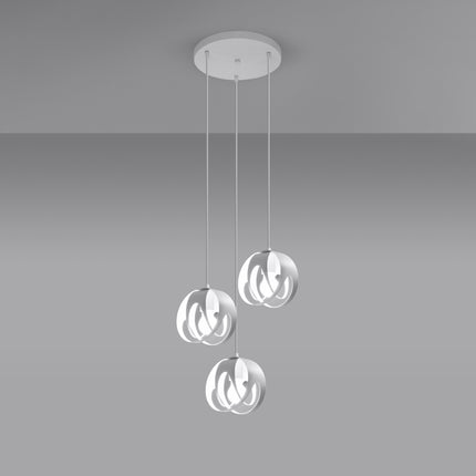 Vue en angle de la suspension Lotus Moderne 3P blanc mettant en valeur le relief des rubans d'acier