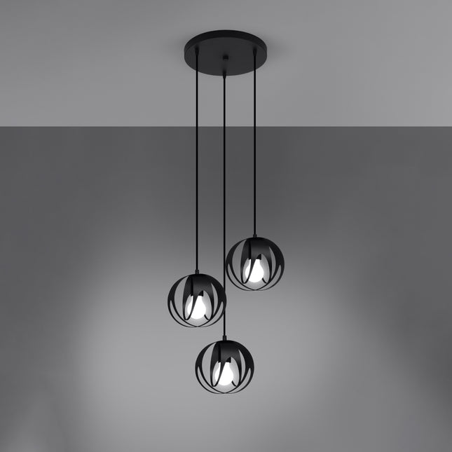 Vue en angle de la suspension Lotus Moderne 3P noir mettant en valeur le relief des rubans d'acier