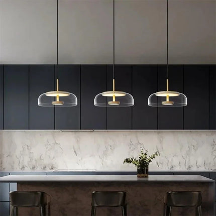 Suspension lumineuse en verre transparent, style nordique pour intérieur moderne.
