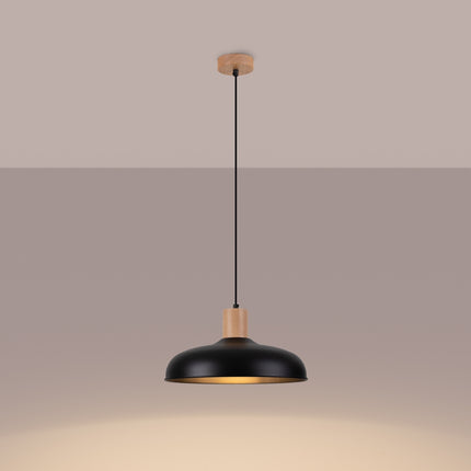 Suspension Luminis Minimaliste noire, gros plan sur la jonction en bois naturel entre le câble et l'abat-jour