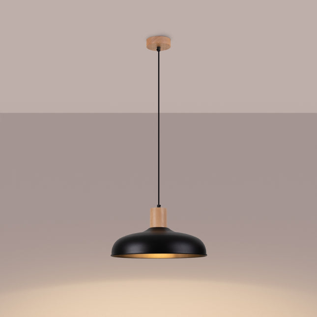 Suspension Luminis Minimaliste noire, gros plan sur la jonction en bois naturel entre le câble et l'abat-jour