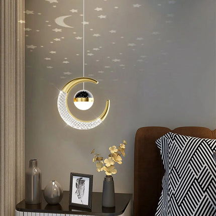 Suspension lune et étoile LED dorée allumée au-dessus d'une commode dans une chambre cosy