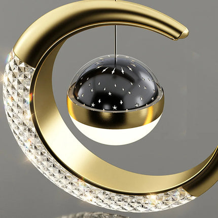 Gros plan sur le globe étoilé doré et la bande de cristaux de la suspension lune LED