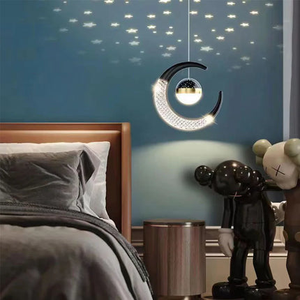 Suspension lune et étoile LED noire sur un mur bleu canard dans une chambre déco