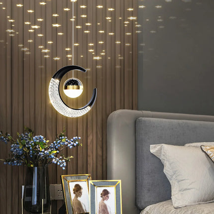 Suspension lune et étoile LED noire éclairant une tête de lit dans une chambre nordique