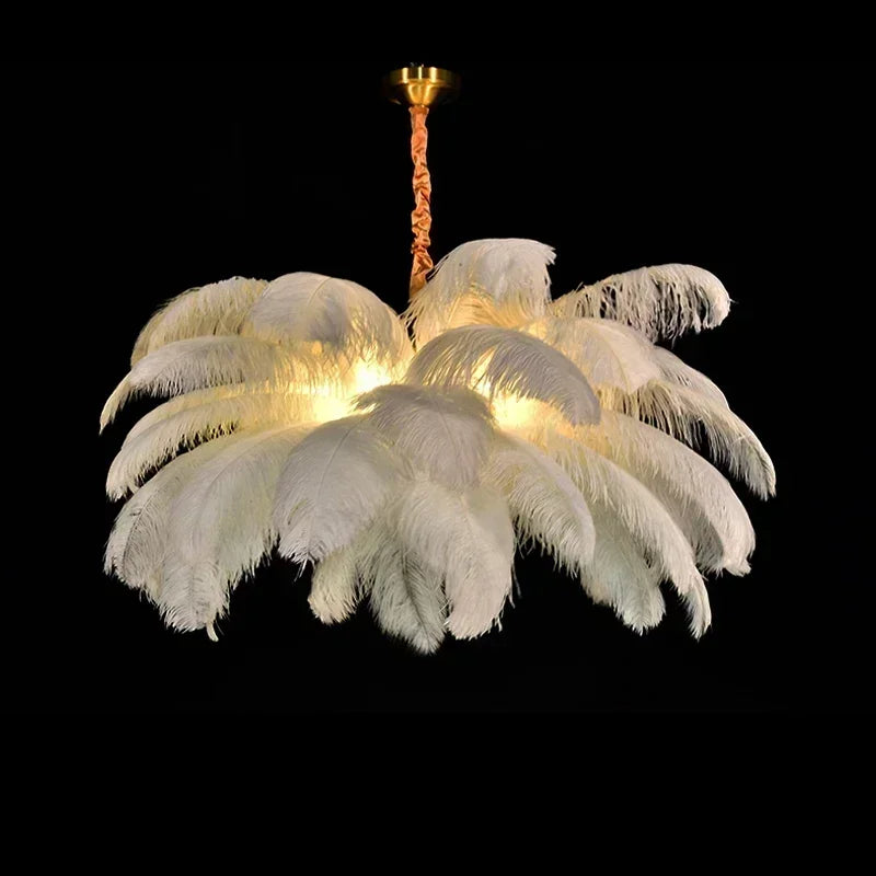 Suspension en plumes naturelles d'autruche, un lustre luxueux et élégant pour le salon ou la chambre.