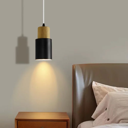 Suspension macaron en bois dans une chambre cosy