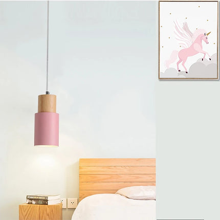 Suspension macaron en bois installée en grappe