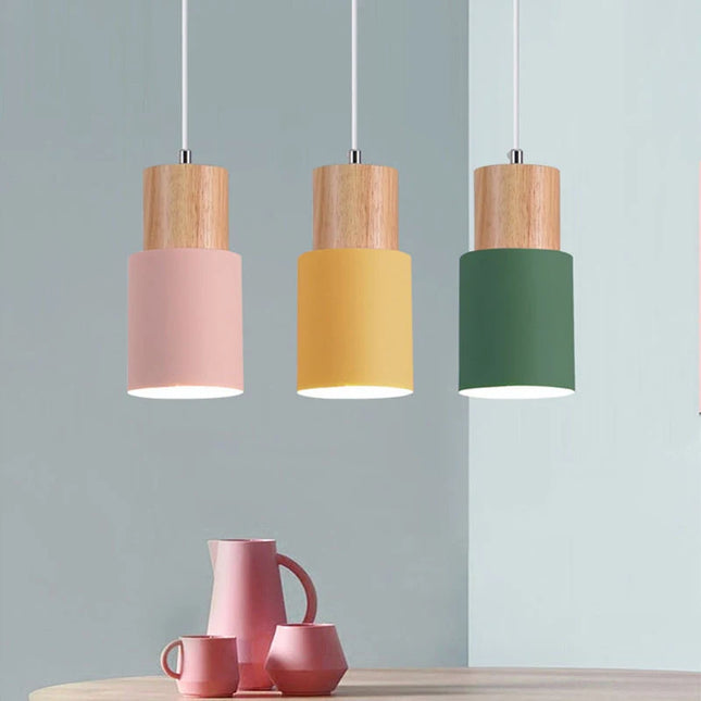 Suspension macaron en bois allumée au-dessus d'une table de salon