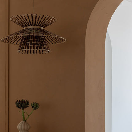 Gros plan sur le tressage en bambou naturel et brun de la suspension Machu Picchu près d'une arche