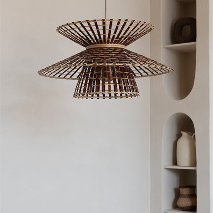 Vue rapprochée de l'intérieur de la suspension en bambou tressé avec ampoule E27 à filament visible