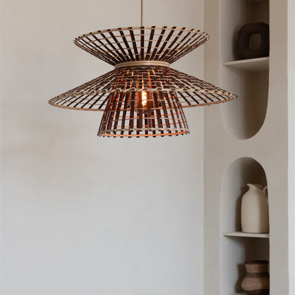 Suspension bambou tressé forme sablier avec ampoule allumée, décor de niches murales en fond