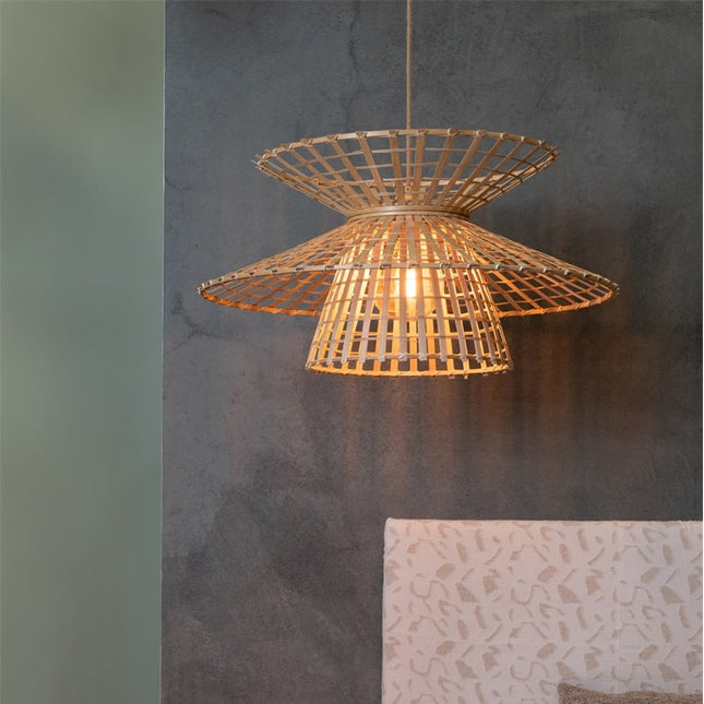 Suspension Machu Picchu en bambou tressé naturel au-dessus d'une tête de lit en tissu texturé