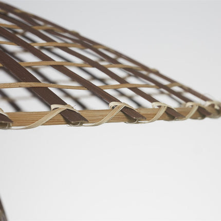 Suspension Machu Picchu en bambou tressé avec câble textile beige et ampoule à filament visible